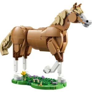 LEGO Creator 31166 – sostaven kafeav konj na trevna podloga