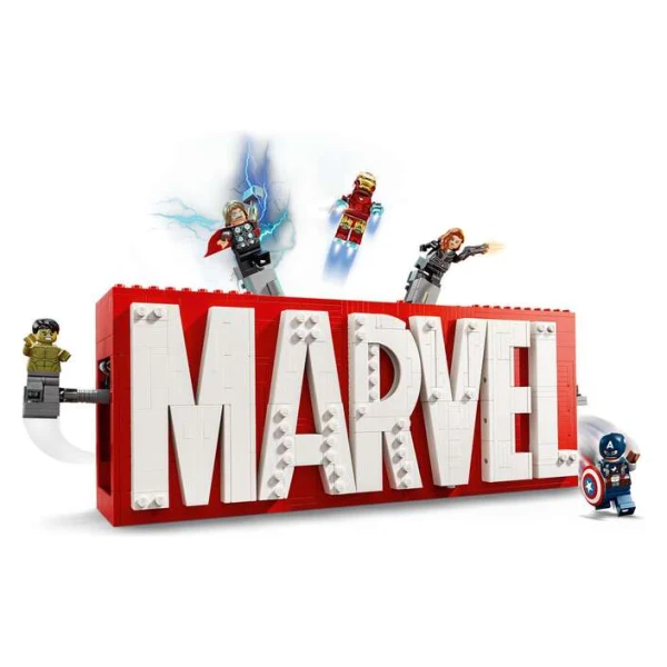 LEGO Marvel 76313 – minifiguri sto izleguvaat od logoto