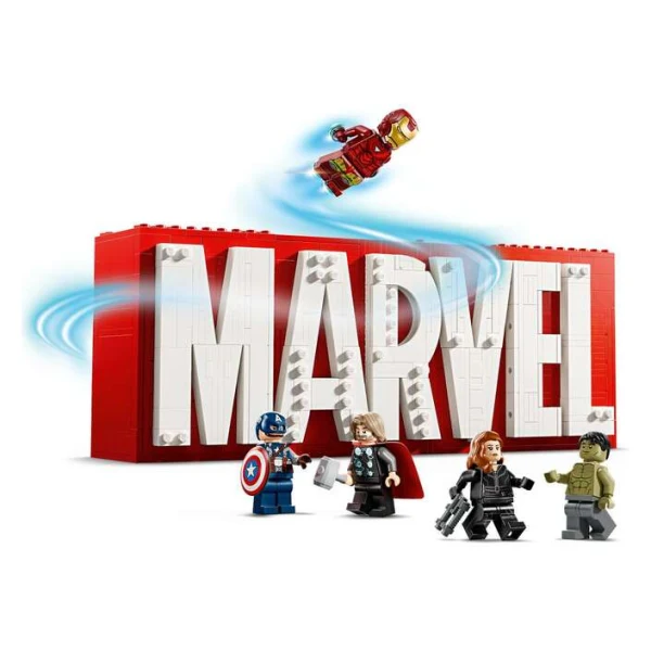 LEGO Marvel 76313 – minifiguri pred logoto