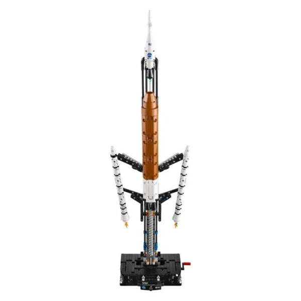 LEGO Technic 42221 – sostavena raketa na lansirna platforma